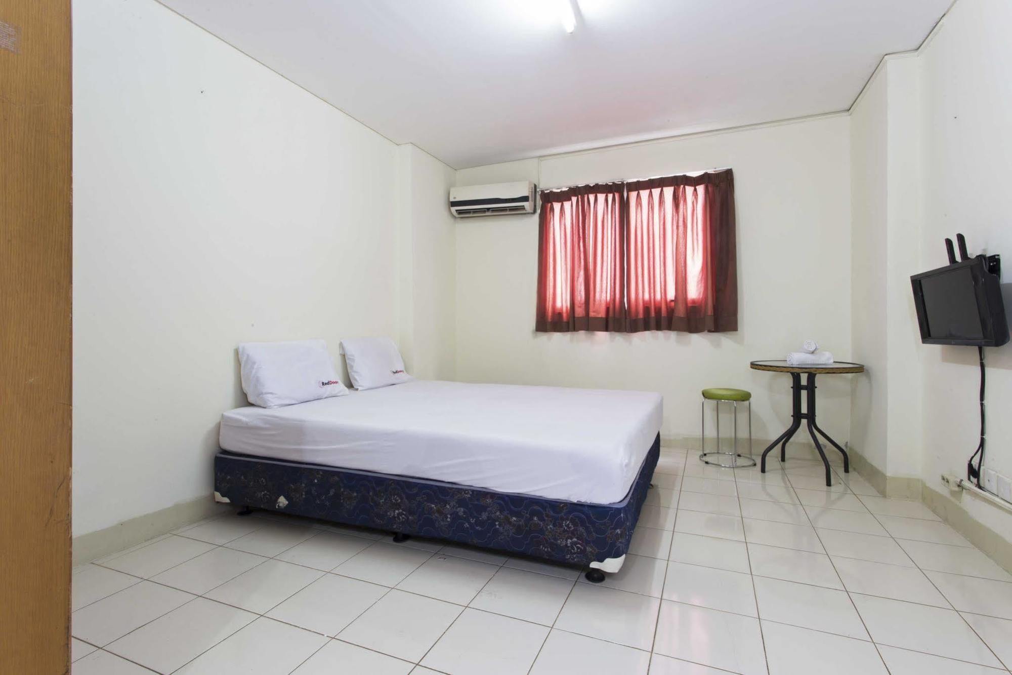 Reddoorz Apartment @ Pulo Gadung Джакарта Екстер'єр фото