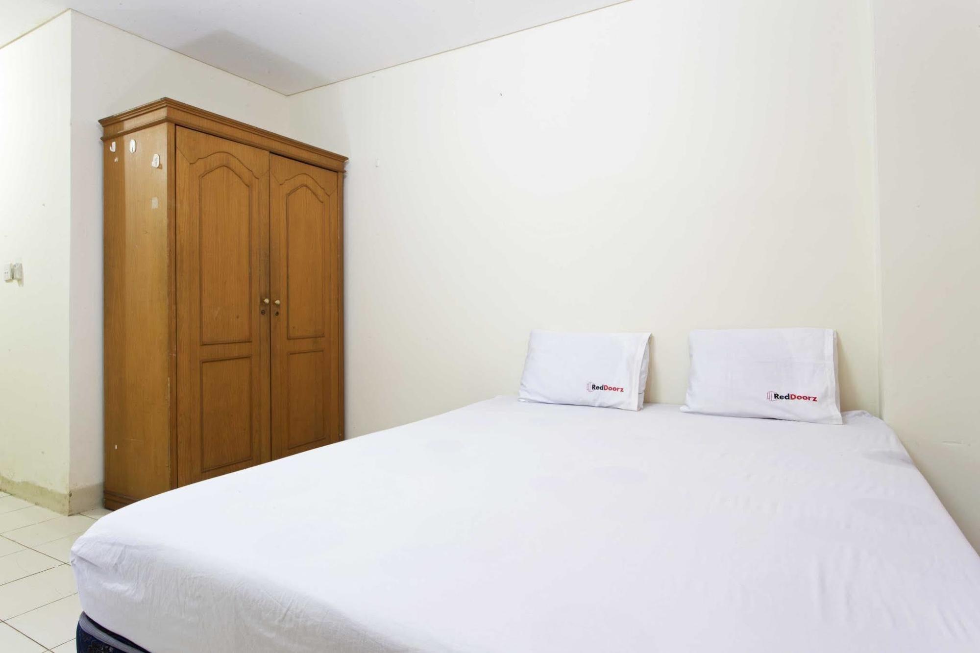 Reddoorz Apartment @ Pulo Gadung Джакарта Екстер'єр фото