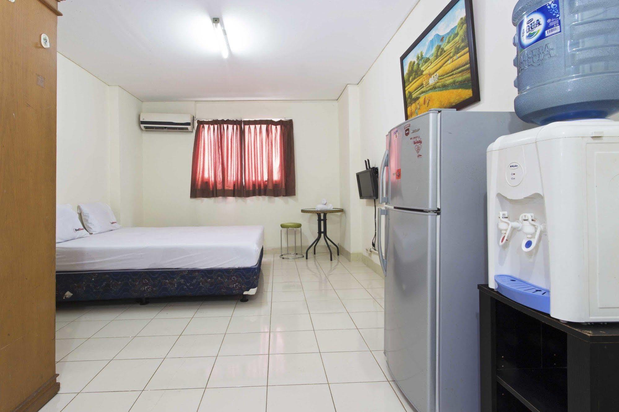 Reddoorz Apartment @ Pulo Gadung Джакарта Екстер'єр фото