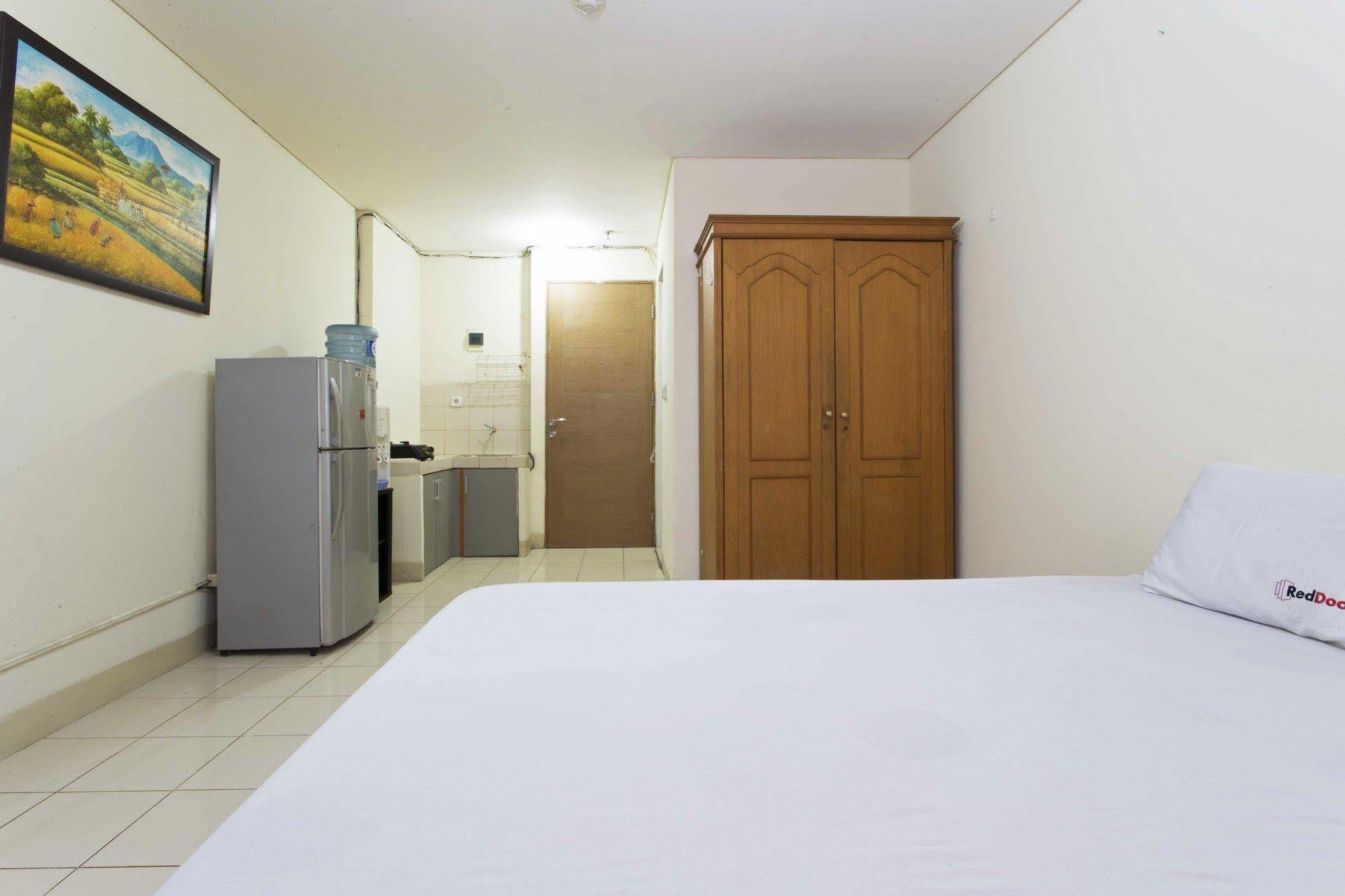 Reddoorz Apartment @ Pulo Gadung Джакарта Екстер'єр фото