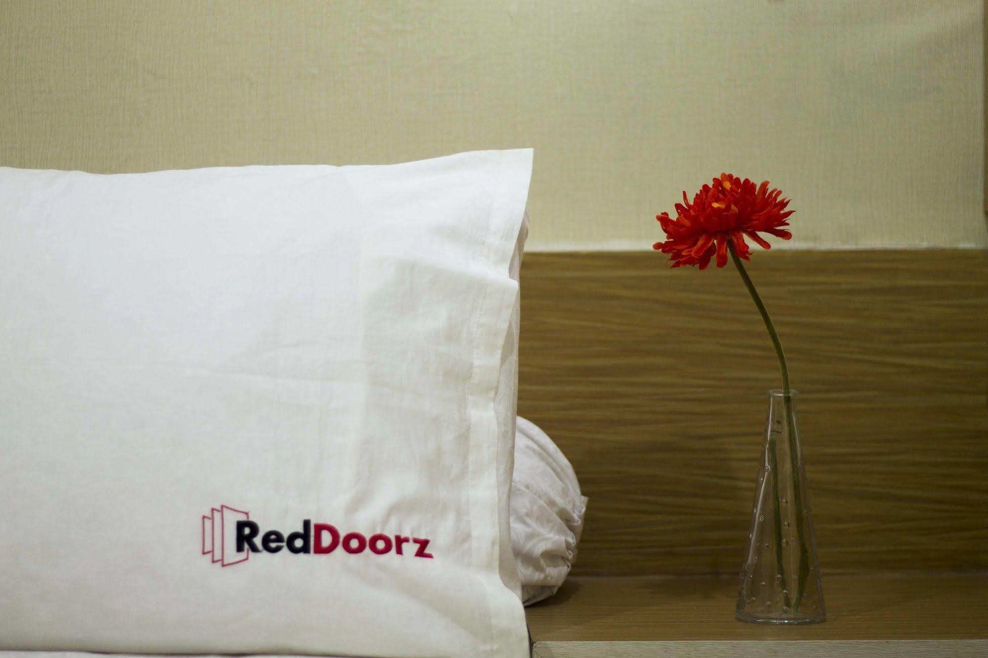 Reddoorz Apartment @ Pulo Gadung Джакарта Екстер'єр фото